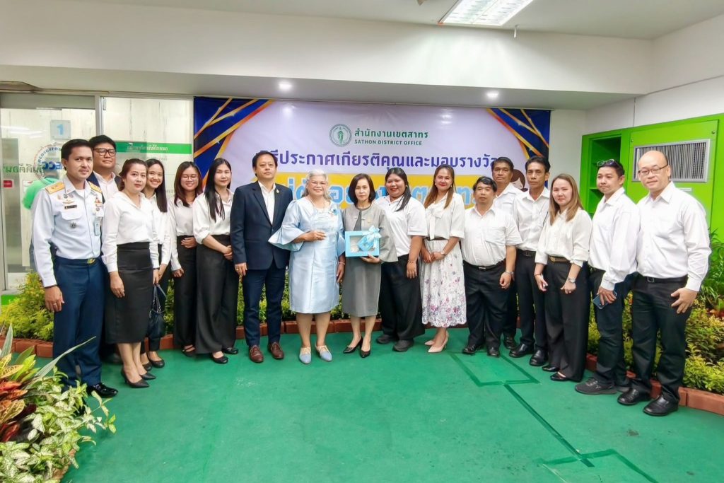 อสป. ร่วมทำบุญตักบาตรถวายพระราชกุศล และแสดงความยินดีในโอกาสรับรางวัล “แม่ตัวอย่างเขตสาทร ประจำปี 2569”