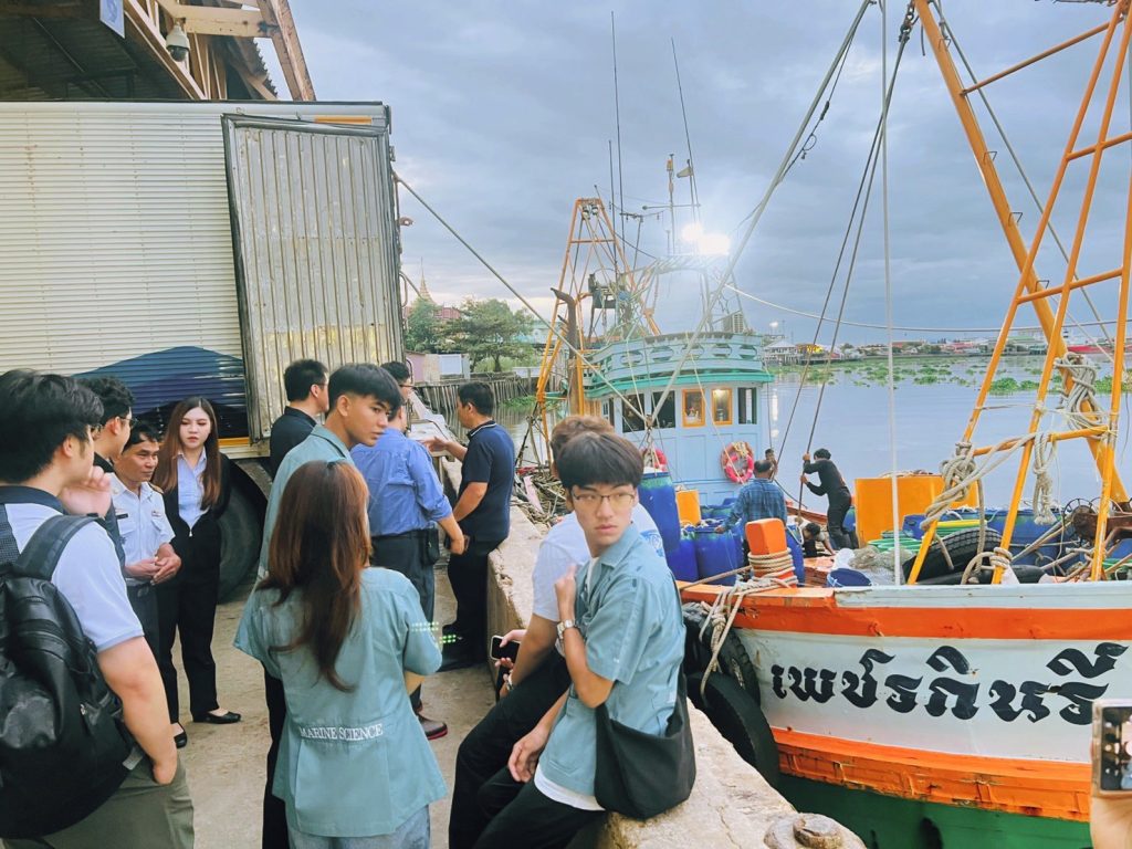 องค์การสะพานปลา สะพานปลาสมุทรสาคร  ต้อนรับคณะ SEAFDEC และพันธมิตรไทย–ญี่ปุ่น ศึกษากระบวนการขนถ่ายสัตว์น้ำ เสริมความร่วมมือสู่การประมงยั่งยืน