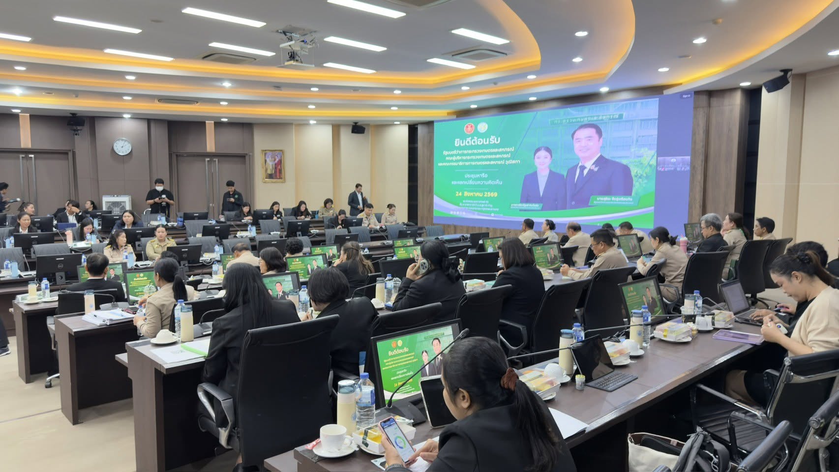 การประชุมหารือแลกเปลี่ยนความคิดเห็นระหว่างรัฐมนตรีว่าการกระทรวงเกษตรและสหกรณ์ และคณะกรรมาธิการการเกษตรและสหกรณ์ วุฒิสภา เพื่อหารือและแลกเปลี่ยนความคิดเห็นเกี่ยวกับการดำเนินงานด้านการเกษตรและสหกรณ์