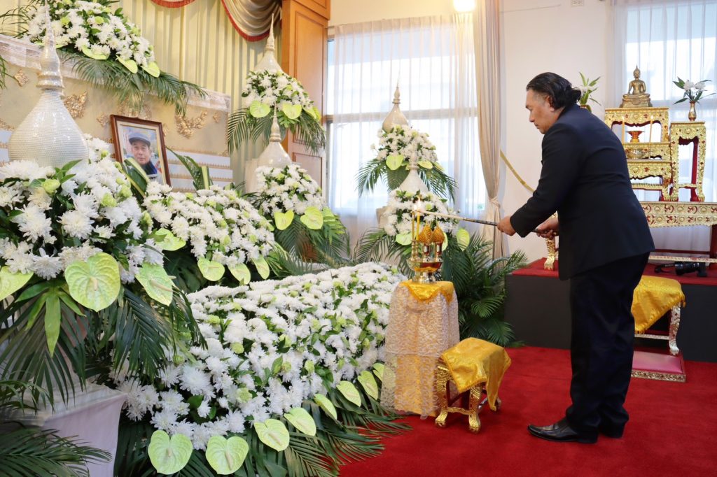 ผู้บริหาร อสป. พร้อมคณะฯ ร่วมพิธีรดน้ำศพและเป็นเจ้าภาพงานสวดพระอภิธรรมศพ นายวิชัฎ สกุลแพทย์ บิดาของนางสาวเขมิกา สกุลแพทย์ เจ้าหน้าที่บริหารงานทั่วไป
