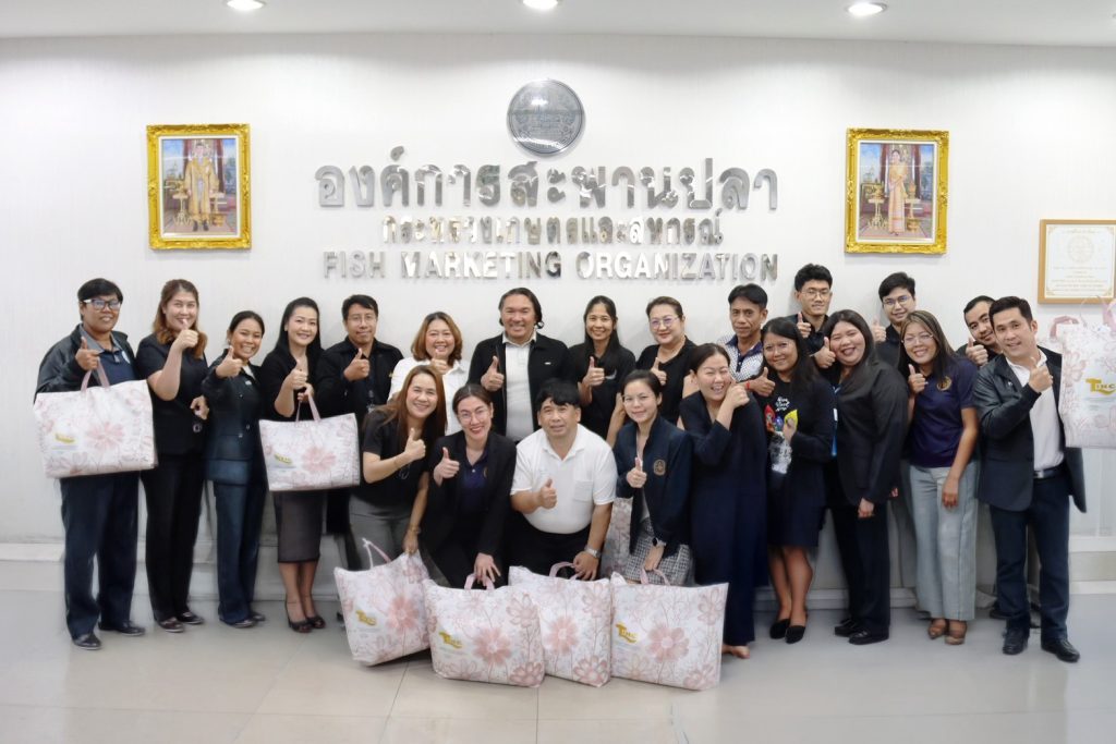 นายปรีดา ยังสุขสถาพร ผู้อำนวยการองค์การสะพานปลา เป็นประธานมอบของที่ระลึก ให้แก่พนักงานองค์การสะพานปลา ที่ได้มีส่วนร่วมในโครงการองค์การสะพานปลาร่วมใจบริจาคโลหิตสานต่อชีวิต “หนึ่งหยดต่อชีวิตเพื่อนมนุษย์” ประจำปี 2569