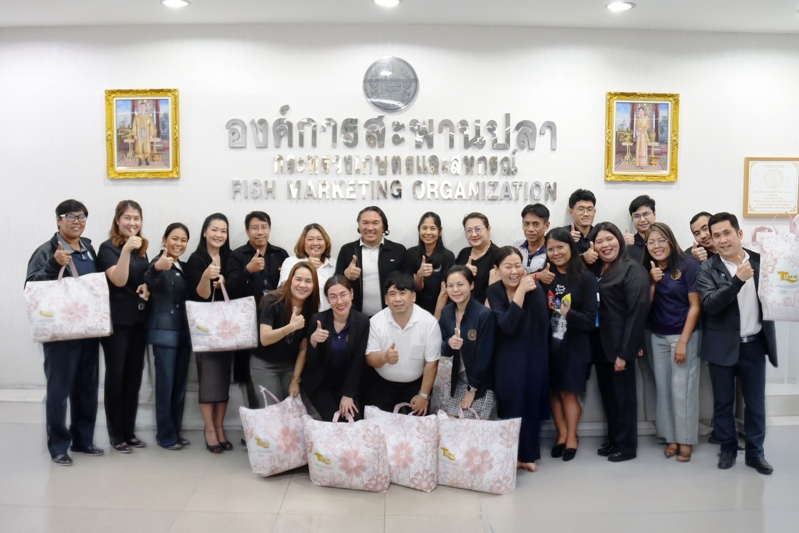 นายปรีดา ยังสุขสถาพร ผู้อำนวยการองค์การสะพานปลา เป็นประธานมอบของที่ระลึก ให้แก่พนักงานองค์การสะพานปลา ที่ได้มีส่วนร่วมในโครงการองค์การสะพานปลาร่วมใจบริจาคโลหิตสานต่อชีวิต “หนึ่งหยดต่อชีวิตเพื่อนมนุษย์” ประจำปี 2569